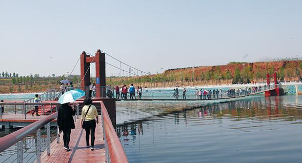 游客在丹河龙门湿地公园游览观光