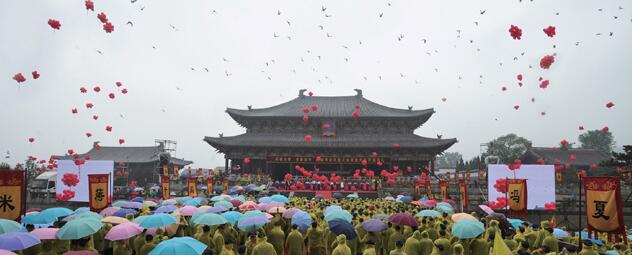 海峡两岸同胞炎帝故里民间拜祖典礼在高平市神农镇炎帝陵广场举行