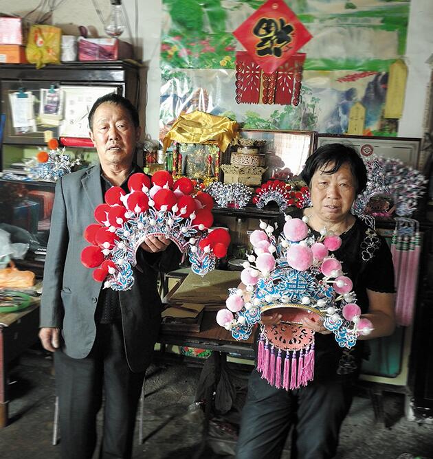 许保太夫妇正在展示他们制作完成的盔头