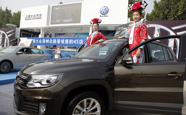 为了拉动消费,我市商家采取了各种各样的促销措施。图为汽车销售商不断推出的汽车展销会。 (资料图片)