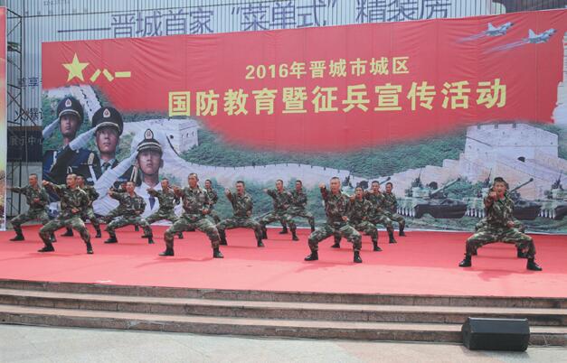 武警支队官兵表演擒拿格斗术