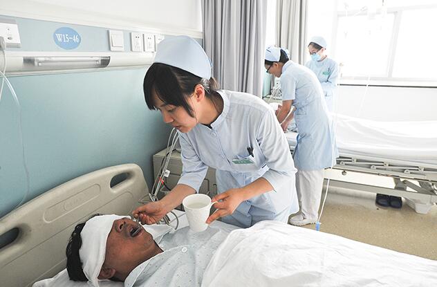 在晋煤集团总医院,获救矿工得到医护人员的悉心治疗。 本报记者 袁文忠 摄