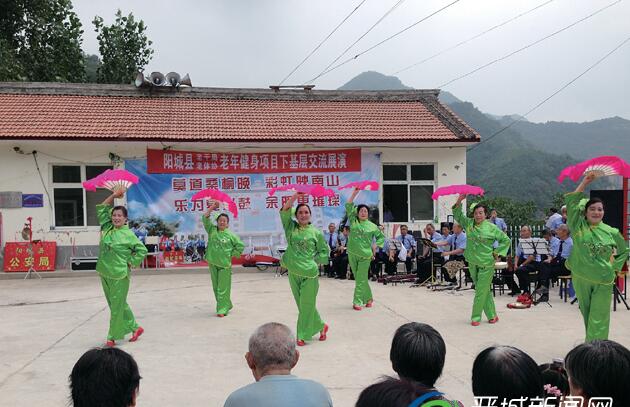 现场群众正在全神贯注地观看演出。