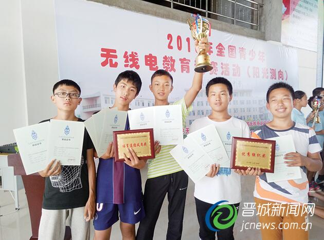 左起依次为王晨枫、周乐文、张子豪、朱兴午、王天一。李耀华 摄
