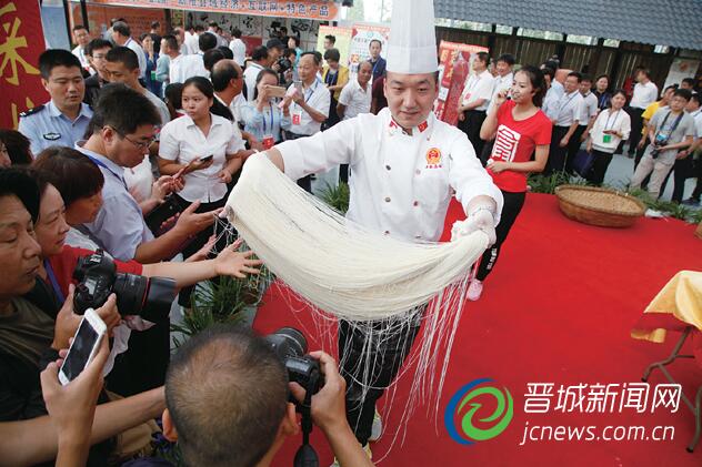 图为农业嘉年华上厨艺大师在表演拉面绝技。