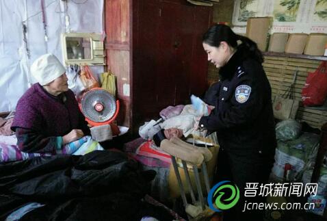 派出所民警在探望辖区内的孤寡老人。