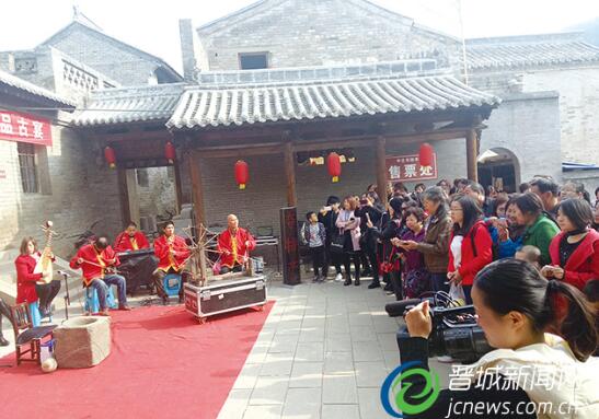 图为中庄民间艺术团队为游客表演省级非物质文化遗产——中庄秧歌。 本报记者 李斌 摄